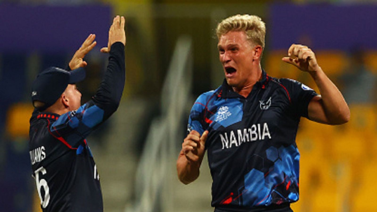 मैच का पहला ओवर कराने आया 23 साल का गेंदबाज, 4 गेंदों में 3 विकेट लेकर किया कमाल मैच का पहला ओवर कराने आया 23 साल का गेंदबाज, 4 गेंदों में 3 विकेट लेकर किया कमाल