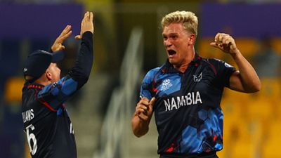 मैच का पहला ओवर कराने आया 23 साल का गेंदबाज, 4 गेंदों में 3 विकेट लेकर किया कमाल SportsTak Hindi