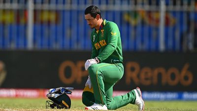 SL vs SA : साउथ अफ्रीकी बोर्ड के निर्देशों का डिकॉक ने किया पालन, घुटने के बल बैठे आए नजर  SportsTak Hindi