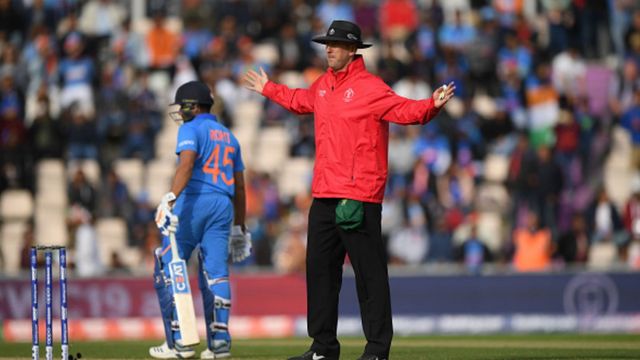 टी20 वर्ल्ड कप के बेस्ट अंपायरों में से एक, लेकिन एक गलती और मिल गई 6 दिन की सजा टी20 वर्ल्ड कप के बेस्ट अंपायरों में से एक, लेकिन एक गलती और मिल गई 6 दिन की सजा