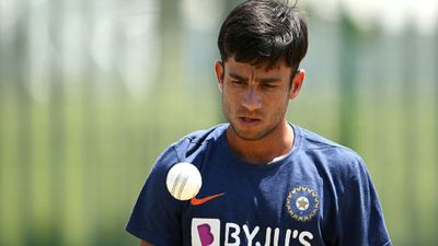 जादुई फिरकी से 'हैट्रिक' लेकर इस गेंदबाज ने मचाया कोहराम, टीम इंडिया के लिए दी दस्तक! SportsTak Hindi
