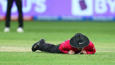Pak vs Aus: LIVE मैच में टला बड़ा हादसा, तूफानी शॉट से बाल-बाल बचा अंपायर का सिर, सन्न रह गया स्टेडियम SportsTak Hindi