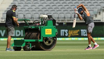 धोनी की टीम के ओपनिंग बल्लेबाज ने कोरोना वैक्सीन लेने से किया मना, अब टूर्नामेंट से कर दिया गया बाहर SportsTak Hindi