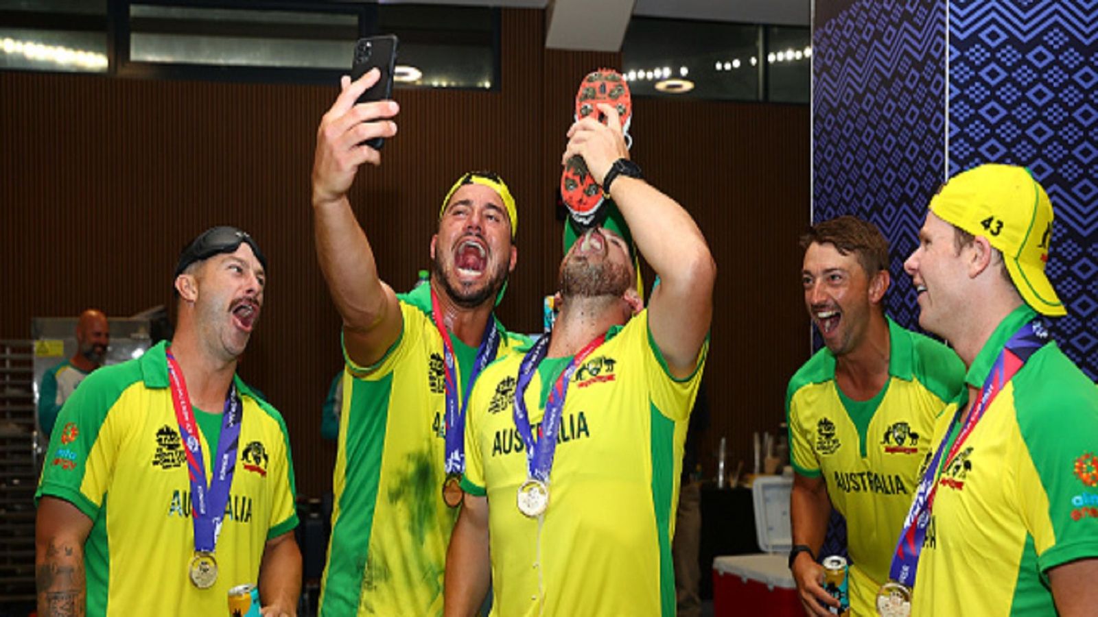 ऑस्ट्रेलियाई खिलाड़ियों की इस शर्मनाक हरकत पर भड़क उठे अख्तर, लगाई लताड़ ऑस्ट्रेलियाई खिलाड़ियों की इस शर्मनाक हरकत पर भड़क उठे अख्तर, लगाई लताड़