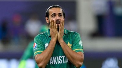टी20 वर्ल्ड कप के बाद जिस पाकिस्तानी गेंदबाज को मिली गालियां व धमकी, अब उसने मचाया कोहराम SportsTak Hindi