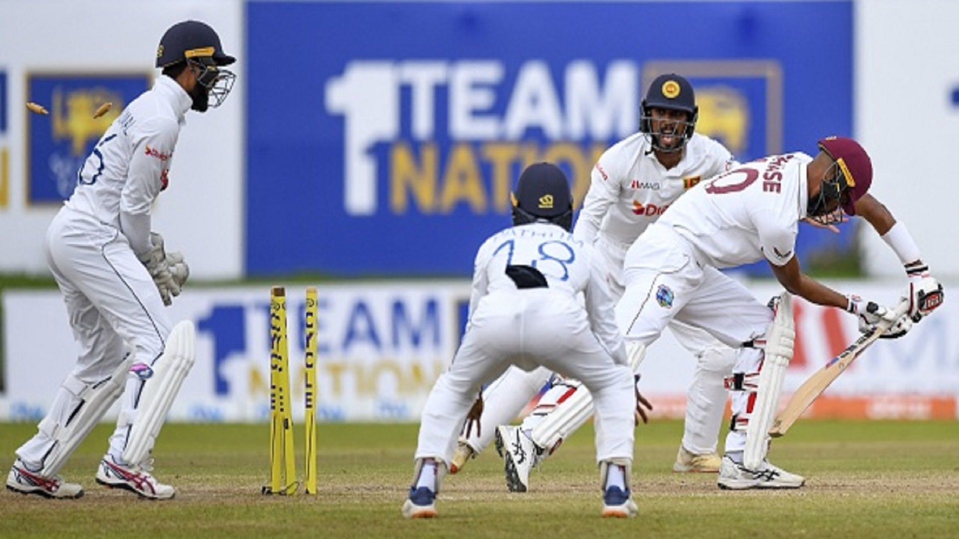 SL vs WI : स्पिन गेंदबाजों के आगे वेस्टइंडीज ने टेके घुटने, जीत से चार कदम दूर श्रीलंका 