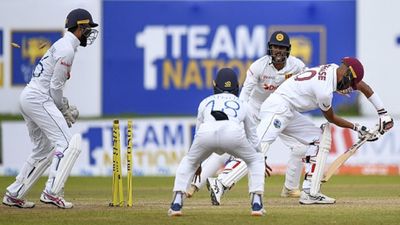 SL vs WI : स्पिन गेंदबाजों के आगे वेस्टइंडीज ने टेके घुटने, जीत से चार कदम दूर श्रीलंका SportsTak Hindi