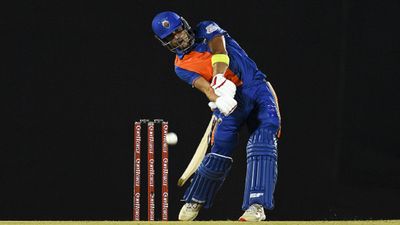 32 गेंदों पर ठोक डाले 70 रन, 19 साल के लड़के ने टी10 लीग में बल्ले से लगा दी आग SportsTak Hindi