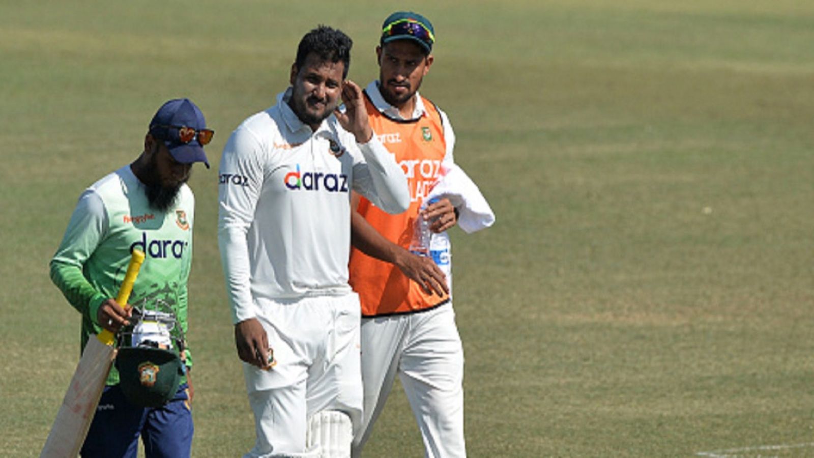 पाकिस्तानी गेंदबाज की बाउंसर सिर में लगने से बाहर हुआ ये बांग्लादेशी बल्लेबाज, हार की कगार पर पहुंची टीम पाकिस्तानी गेंदबाज की बाउंसर सिर में लगने से बाहर हुआ ये बांग्लादेशी बल्लेबाज, हार की कगार पर पहुंची टीम