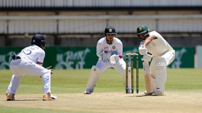 ईशान पोरेल की धांसू गेंदबाजी, 137 रनों के लीड के साथ दक्षिण अफ्रीका की आधी टीम लौटी पवेलियन SportsTak Hindi