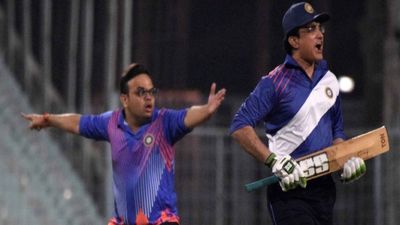 2 छक्के और 4 चौके जड़कर भी जीत नहीं दिला सके सौरव गांगुली, जय शाह की टीम ने मारी बाजी  SportsTak Hindi