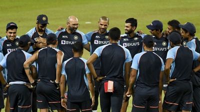 घरेलू क्रिकेट में रनों के लिए तरस रहा टीम इंडिया का धाकड़ ओपनर, युवा गेंदबाज भी चटा रहे धूल SportsTak Hindi