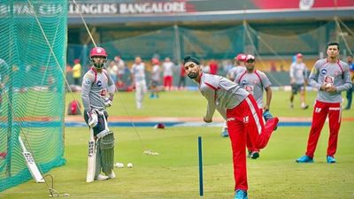 तीन शतक, फिर भी मैच टाई, कोहली-मैक्सवेल और डिविलियर्स को 7 गेंदों में आउट करने वाला देखता रहा SportsTak Hindi