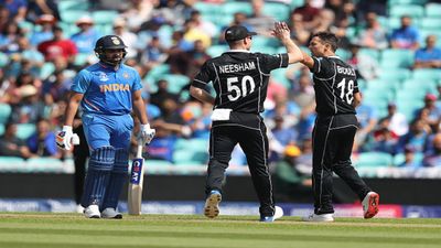 6 गेंदों में गिरे चार विकेट, फिर रोहित शर्मा के करीबी ने आखिरी गेंद पर हैरतअंगेज छक्का लगाकर जिताया मैच SportsTak Hindi