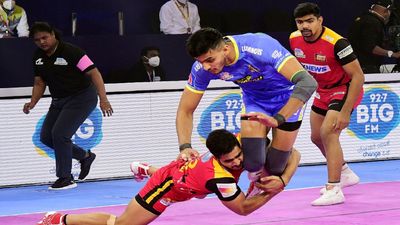 PKL-8 : डिफेंस के दम पर बुल्स ने खोला जीत का खाता, थलाइवाज को मिली पहली हार SportsTak Hindi