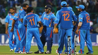 करीब 18 लाख में बिका धोनी की 2011 विश्व विजेता टीम इंडिया का बल्ला, सचिन की जर्सी रही सबसे महंगी SportsTak Hindi