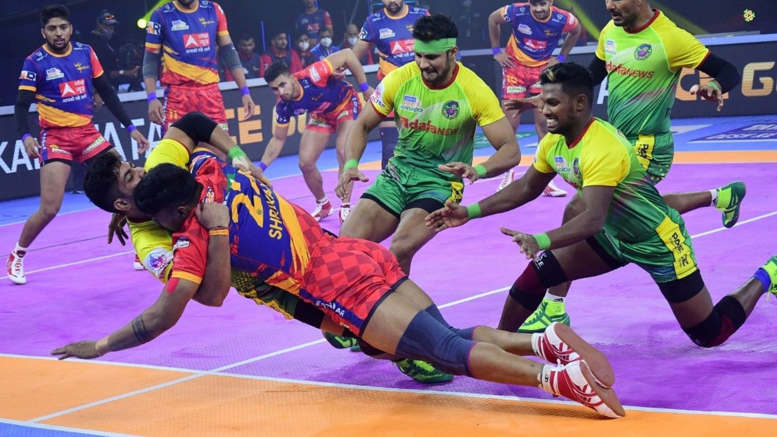 Pro Kabaddi 2021: करीबी टक्कर में एक अंक से यूपी योद्धा ने मारी बाजी, पटना पाइरेट्स को रोमांचक मैच में दी शिकस्त Pro Kabaddi 2021: करीबी टक्कर में एक अंक से यूपी योद्धा ने मारी बाजी, पटना पाइरेट्स को रोमांचक मैच में दी शिकस्त