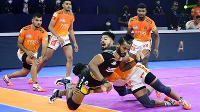 पीकेएल-8: पुनेरी पलटन ने खोला जीत का खाता, तेलुगू टाइटंस को दी 34-33 से मात SportsTak Hindi