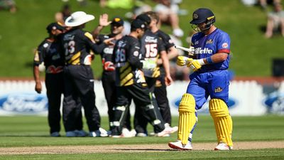 आखिरी ओवर में बनाने थे 12 रन, 2 गेंदों पर मैच खत्म, इस खिलाड़ी ने अपनी पारी में सिर्फ छक्के लगाए SportsTak Hindi