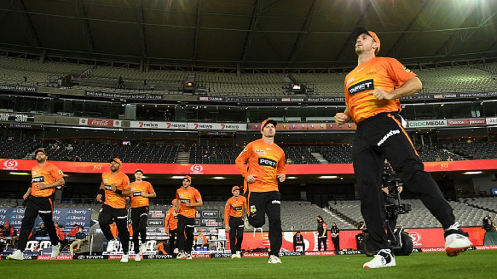 बिग बैश लीग पर गिरी कोरोना की गाज, मेलबर्न और पर्थ के बीच मैच हुआ स्थगित बिग बैश लीग पर गिरी कोरोना की गाज, मेलबर्न और पर्थ के बीच मैच हुआ स्थगित