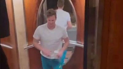 डरावना अनुभव: एक घंटे तक होटल की लिफ्ट में फंसे रहे स्टीव स्मिथ, रॉड लेकर बचाने आए लाबुशेन SportsTak Hindi