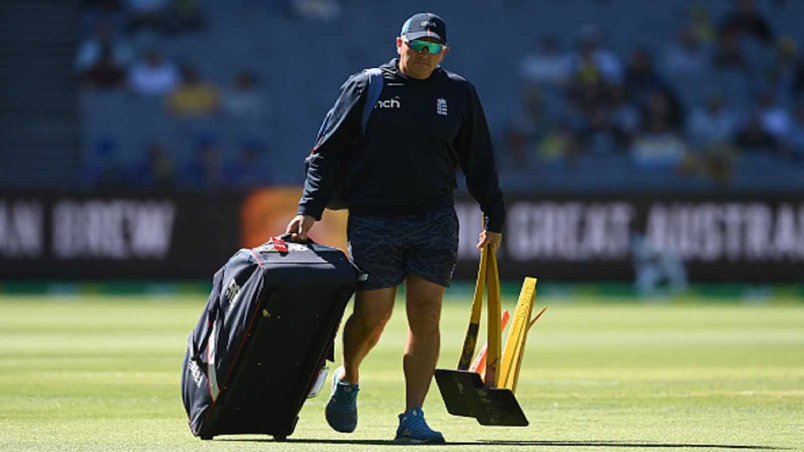 इंग्लैंड के कोच सिल्वरवुड हुए कोरोना पॉजिटिव लेकिन चारो तरफ उन्हें बर्खास्त करने की मांग  इंग्लैंड के कोच सिल्वरवुड हुए कोरोना पॉजिटिव लेकिन चारो तरफ उन्हें बर्खास्त करने की मांग