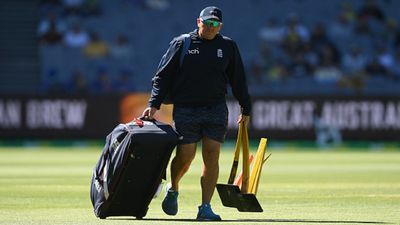 इंग्लैंड के कोच सिल्वरवुड हुए कोरोना पॉजिटिव लेकिन चारो तरफ उन्हें बर्खास्त करने की मांग  SportsTak Hindi