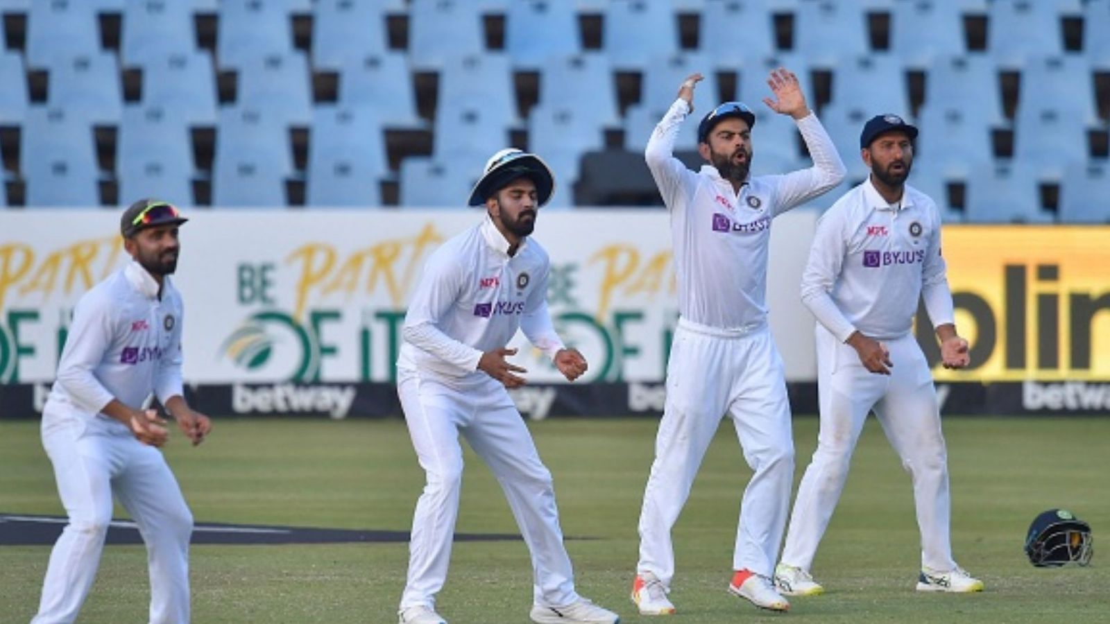 ड्रेसिंग रूम के भीतर कोच द्रविड़ सुनते हैं खिलाड़ियों की बातें, कहा- मुझे पता है हमसे पहले कहां चूक हुई ड्रेसिंग रूम के भीतर कोच द्रविड़ सुनते हैं खिलाड़ियों की बातें, कहा- मुझे पता है हमसे पहले कहां चूक हुई