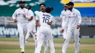 IND vs SA: लॉर्ड शार्दुल ने अफ्रीकी सरजमीं पर 7 विकेट लेकर रच डाला इतिहास, 229 रनों पर ढेर हुई एल्गर एंड कंपनी SportsTak Hindi