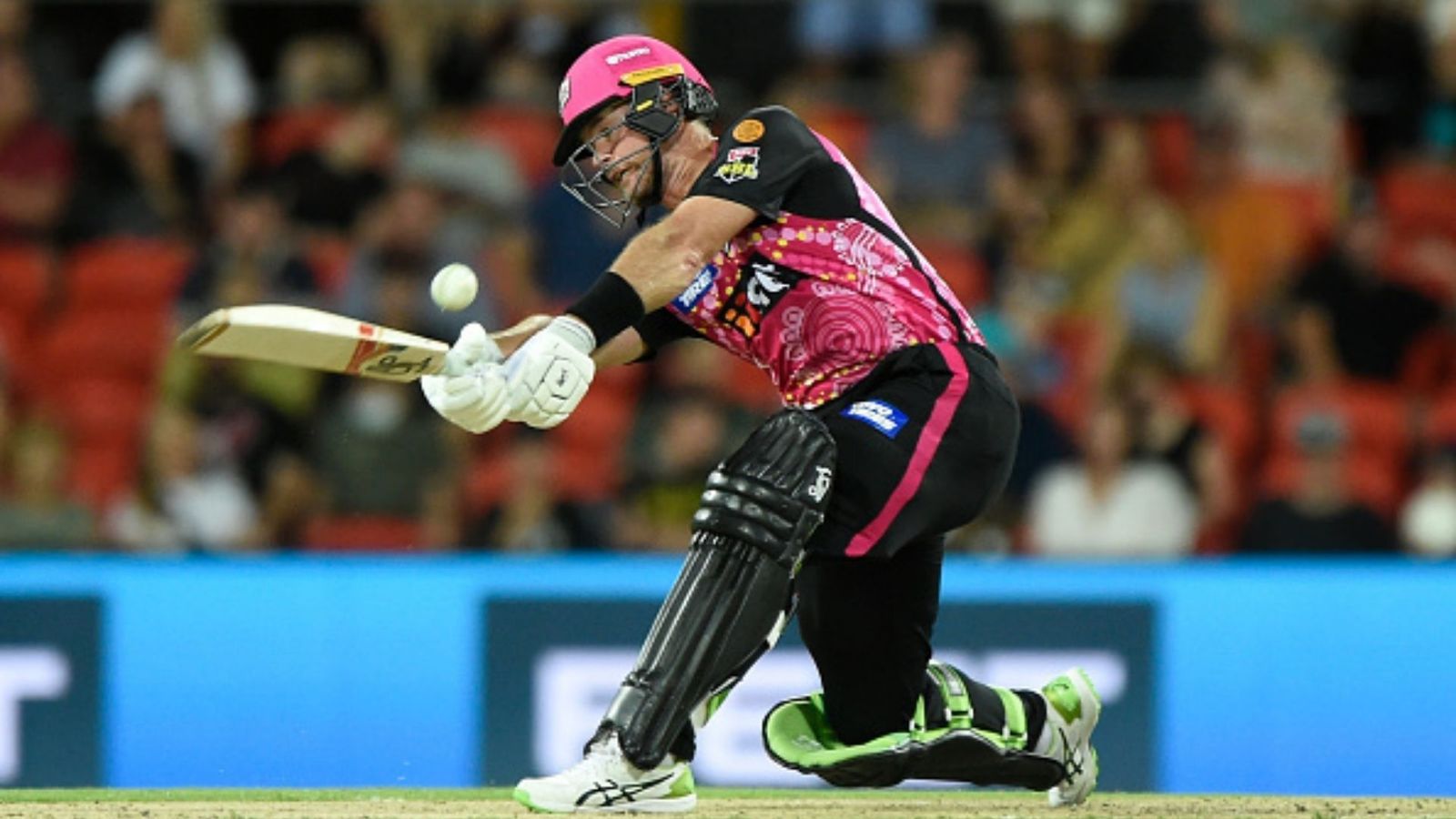 कोहली के दोस्त ने पहले लिए 2 विकेट, फिर 5 चौकों और 4 छक्कों से ठोके 73 रन, मगर टीम को मिली हार कोहली के दोस्त ने पहले लिए 2 विकेट, फिर 5 चौकों और 4 छक्कों से ठोके 73 रन, मगर टीम को मिली हार