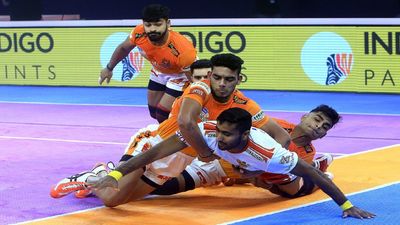 PKL-8 : तीन मैचों के बाद जीत की पटरी पर लौटी पुणे एक्सप्रेस, गुजरात को मिली हार SportsTak Hindi