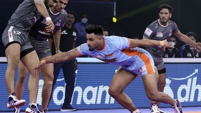 पीकेएल-8: डिफेंडिंग चैंपियन बंगाल को हरियाणा स्टीलर्स ने 41-37 से हराया, कप्तान और मीतू ने किया कमाल SportsTak Hindi