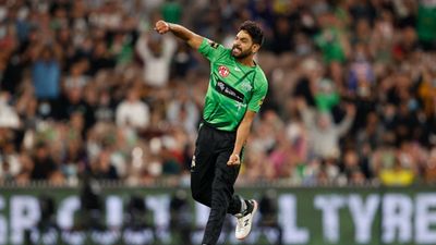 BBL: पाकिस्तान के तेज गेंदबाज ने बल्लेबाज को किया आउट, सैनिटाइजर से हाथ मल तुरंत पहन लिया मास्क, ये थी वजह SportsTak Hindi