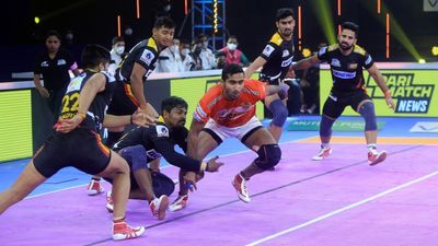 पीकेएल-8: शानदार टीमवर्क की बदौलत बेंगलुरू बुल्स ने 46-37 से गुजरात को हराया, पहले पायदान पर पहुंची टीम SportsTak Hindi