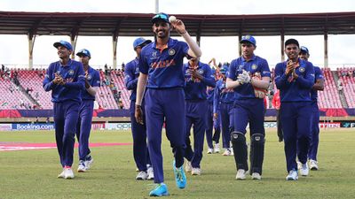 U-19 WC : गेंदबाजों का कहर! 49 रन के भीतर साउथ अफ्रीका के 7 विकेट लेकर टीम इंडिया का जीत से आगाज SportsTak Hindi