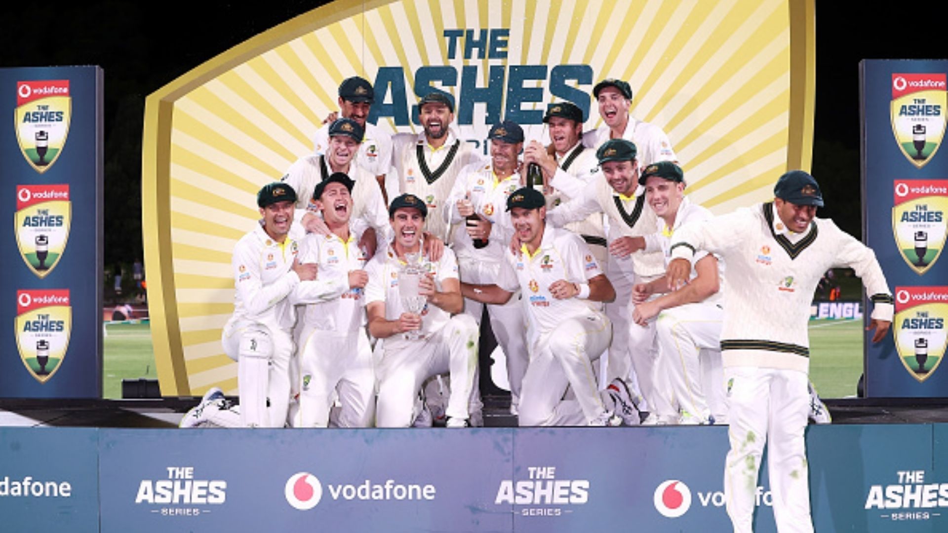 Ashes: उस्मान ख्वाजा के लिए ऑस्ट्रेलियाई टीम ने बीच में ही रोक दिया सीरीज जीत का जश्न, ये थी वजह