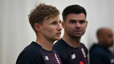 इंग्लैंड क्रिकेट में नया बवाल, शराब और पुलिस के फेर में फंसे जो रूट-जेम्स एंडरसन, जांच शुरू SportsTak Hindi