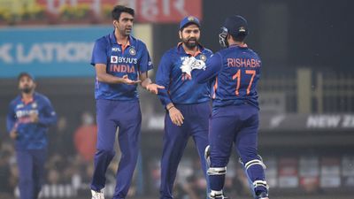 भारत के दिग्गज ने की इन दो खिलाड़ियों की वकालत, कहा- यही ले सकते हैं विराट की जगह, ये गेंदबाज भी बन सकता है कप्तान SportsTak Hindi