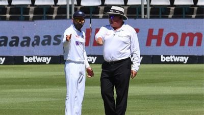 भारत-साउथ अफ्रीका मैच में मैदान पर उतरते ही इस शख्स ने लगाया शतक SportsTak Hindi