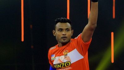 PKL-8 : अंतिम रेड में अंक लेकर रोमांचक मुकाबले में गुजरात ने थलाइवाज को 2 अंक से हराया SportsTak Hindi