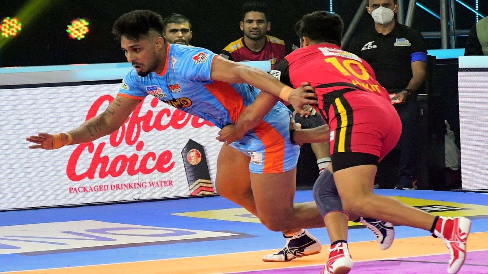 PKL-8 : नबी की एक रेड से बंगाल ने रोमांचक मैच में बैंगलोर को हराया PKL-8 : नबी की एक रेड से बंगाल ने रोमांचक मैच में बैंगलोर को हराया