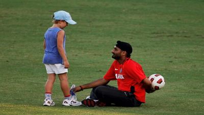 हरभजन सिंह हुए कोविड पॉजिटिव, सोशल मीडिया पर बताई अपनी हालत SportsTak Hindi