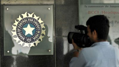 BCCI में नौकरी दिलाने के नाम पर 10 लोगों को ठगा, जानिए कैसे शुरू हुआ ये गड़बड़झाला SportsTak Hindi