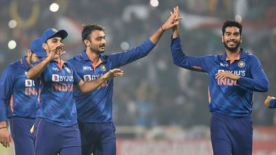 खुशखबरी: टीम इंडिया के चहेते ऑलराउंडर ने जन्मदिन पर गर्लफ्रेंड से की सगाई, पंत-चहल समेत सभी ने दी बधाई SportsTak Hindi