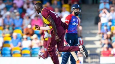 होल्डर ने किया गेंद से कमाल तो वहीं किंग ने ठोका अर्धशतक, पहले टी20 में वेस्टइंडीज ने इंग्लैंड को दी 9 विकेटों से मात SportsTak Hindi