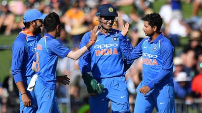 धोनी की गैरमौजूदगी के कारण टीम इंडिया के ये दो खिलाड़ी नहीं कर पा रहे हैं परफॉर्म, भारतीय क्रिकेटर का चौंकाने वाला बयान SportsTak Hindi