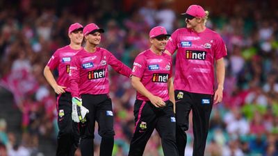 कोरोना के चलते विराट कोहली का दोस्त हुआ अहम मुकाबले से बाहर, स्टीव स्मिथ को पहले ही लग चुका है बड़ा झटका SportsTak Hindi