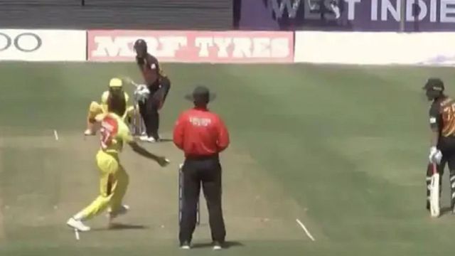 U19 वर्ल्ड कप में हुई 'मांकडिंग' को युवराज सिंह ने बताया गलत तो भड़क उठा ये साउथ अफ्रीकी खिलाड़ी U19 वर्ल्ड कप में हुई 'मांकडिंग' को युवराज सिंह ने बताया गलत तो भड़क उठा ये साउथ अफ्रीकी खिलाड़ी
