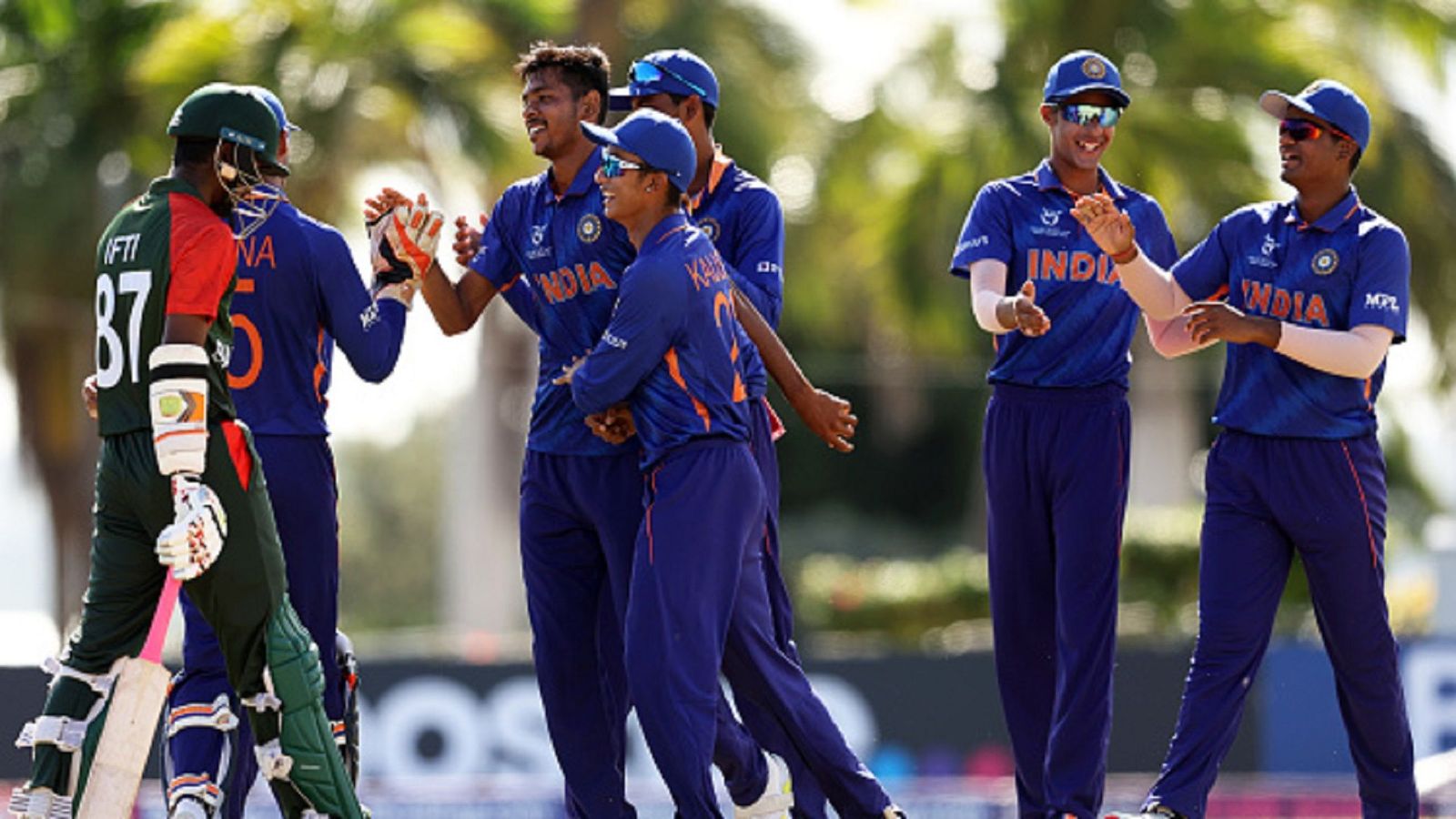 U19 WC : सैनिक के जांबाज बेटे रवि के आगे बांग्लादेश ने टेके घुटने, 111 रनों पर ढेर हो गई चैंपियन टीम U19 WC : सैनिक के जांबाज बेटे रवि के आगे बांग्लादेश ने टेके घुटने, 111 रनों पर ढेर हो गई चैंपियन टीम