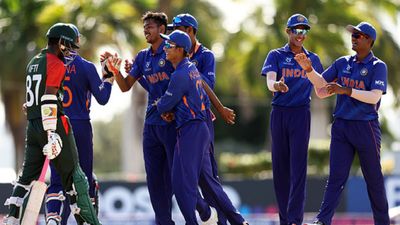 U19 WC : सैनिक के जांबाज बेटे रवि के आगे बांग्लादेश ने टेके घुटने, 111 रनों पर ढेर हो गई चैंपियन टीम SportsTak Hindi